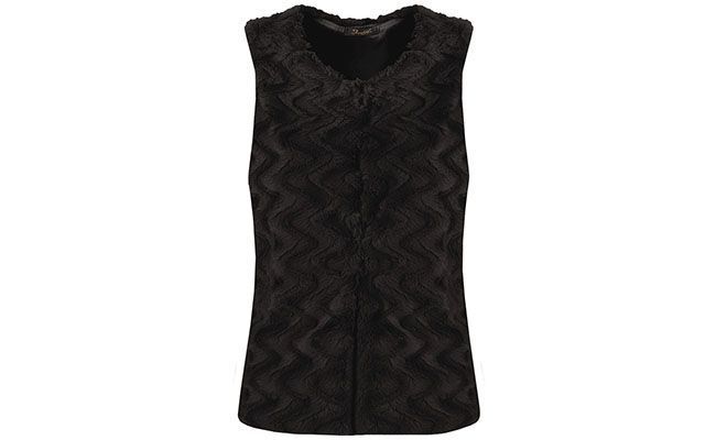 Colete de pelo por R$149 na <a href="http://www.capitollium.com.br/cat/casacos/23927.html" target="blank_">Capitollium</a>