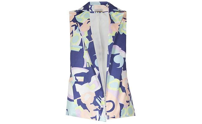 Colete alfaiataria estampado Heloisa Faria por R$340 na <a href="http://www.farfetch.com/br/shopping/women/heloisa-faria-colete-estampado-item-10546181.aspx?storeid=9275&ffref=lp_10_" target="blank_">Farfetch</a>