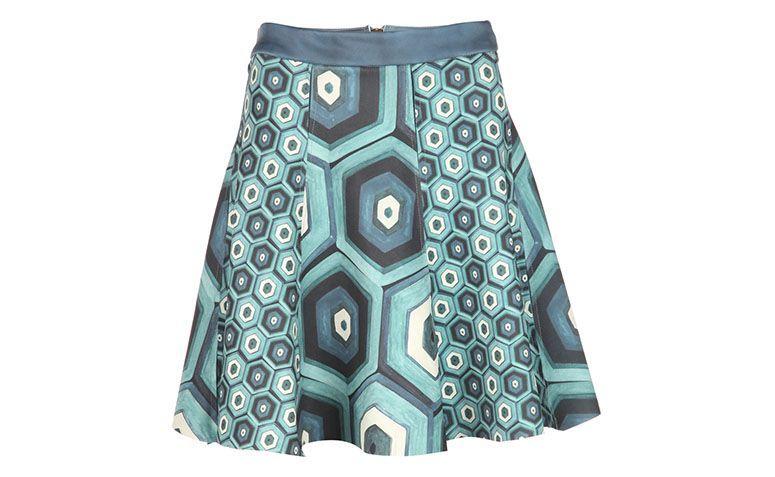 Saia godê curta estampada por R$590 na <a href="http://www.e-closet.com.br/saia/saia-neo-agata-azul-tigresse-22588.html" target="blank_">E-closet</a>