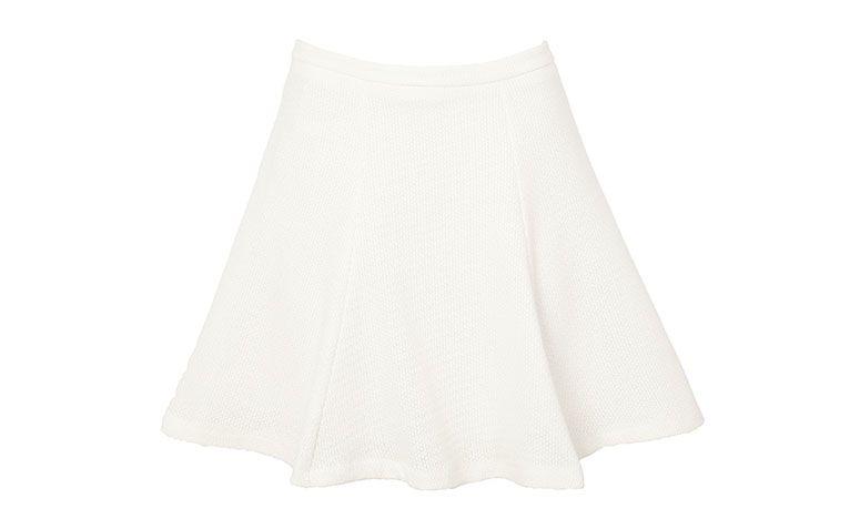 Saia godê curta branca por R$369 na <a href="http://www.oqvestir.com.br/saia-trico-by-nv-evase---off-white-61855.aspx/p" target="blank_">Oqvestir</a>