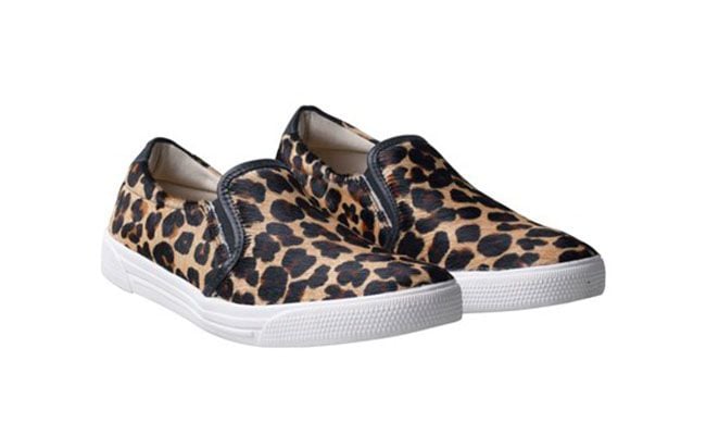 Tênis por R$199 na <a href="http://loja.luizabarcelos.com.br//tenis-slip-on-em-pelo-onca-bege-781.aspx/p?cbc=1" target="blank_">Luiza Barcelos</a>