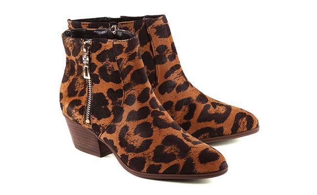 Bota por R$390 na <a href="http://loja.schutz.com.br/ANKLE-BOOT-CULTURE-ONCA-9748.aspx/p?cbc=1" target="blank_">Schutz</a>