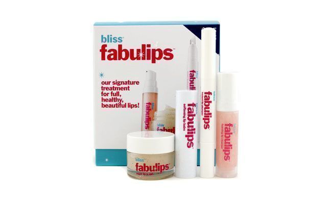 <p>Investir em um kit completo com vários produtos para os lábios pode ser vantajoso se você se preocupa bastante com cuidados com os lábios. </p>
<p><i>Kit Bliss Fabulips por R$146,90 na <a href="http://www.ozcosmetics.com.br/Bliss/Kit-Fabulips-Treatment-Limpar-os-labios-Exfolinate-labial-Creme-labial-volumizador-B%C3%A1lsamo-labial/133434" target="_blank">OZ Cosmetics</a></i></p>