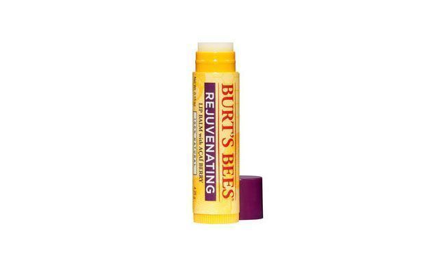 <p>A blogueira <a href="http://cinthyarachel.com/" target="_blank">Cinthya Rachel</a> usa e recomenda o Beeswax Lip Balm da Burt's Bees, feito com cera de abelha. Segundo ela, o produto hidrata muito, mas não fica "peguento" e ainda tem um pouquinho de menta, o que dá um toque refrescante aos lábios. </p>
<p><i>Burt's Bees Beeswax lip balm por R$15,90 na <a href="http://www.belezanaweb.com.br/burts-bees/beeswax-lip-balm-hidratante-labial-16g/" target="_blank">Beleza na Web</a></i></p>
