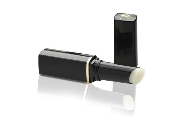 <p>Marina também recomenda o esfoliante e hidratante da Tracta. Assim como o Bepantol, ele contém d-panthenol para hidratar e conta com mini partículas esfoliantes que removem as peles soltas dos lábios. </p>
<p><i>Balm esfoliante e hidratante Tracta por R$16,51 na <a href="http://tractashop.com.br/boca/esfoliante-e-hidratante/balm-esfoliante-e-hidratante-labial-l" target="_blank">Tracta Shop</a></i></p>