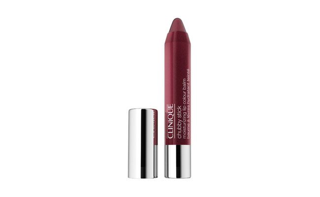 <p>Quem gosta de hidratar e ao mesmo tempo dar cor aos lábios pode optar pelos Chubby Sticks da Clinique, também recomendados pelo blog Starving. O Chubby Stick contém manteiga de karité, manteiga de semente de manga e óleo de jojoba e vem em diferentes tons. </p>
<p><i>Chubby Stick Clinique por R$89 na <a href="http://www.sephora.com.br/clinique/maquiagem/labios/batom-chubby-stick-moisturizing-lip-colour-balm-10795" target="_blank">Sephora</a></i></p>