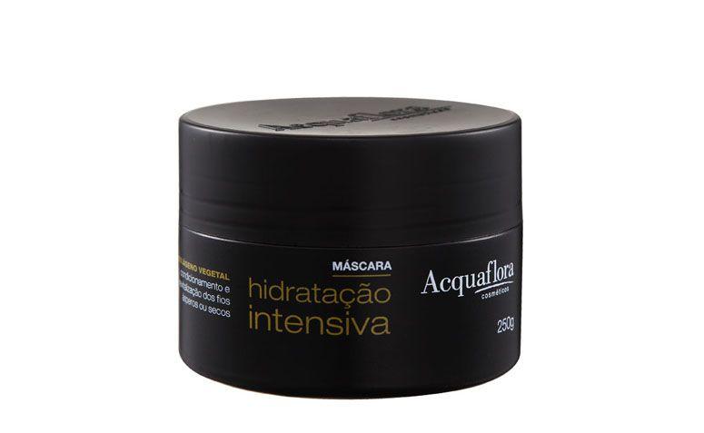 Máscara de hidratação intensiva Acquaflora por R$20,90 na <a href="http://ad.zanox.com/ppc/?29469050C7616875&ULP=[[http://www.belezanaweb.com.br/acquaflora/acquaflora-hidratacao-intensiva-mascara-tratamento-250g/?utm_source=zanox&utm_medium=afiliados&utm_campaign=deeplink_generator]]" target="_blank">Beleza na Web</a> <p>Por conta da descoloração, os cabelos loiros costumam ser mais ressecados e, quando muito danificados, podem se tornar até porosos e quebradiços. É importante, por isso, hidratá-los periodicamente, sempre com cremes brancos, nunca amarelados!</p>