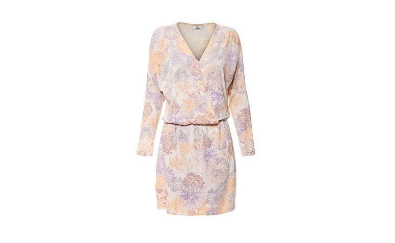 Vestido cache-coeur Cesaretti por R$79,99 na <a href="http://www.passarela.com.br/passarela/produto/vestido-floral-com-recorte-em-cache-coeur-cesaretti-salmao-6400871922-0" target="blank_">Passarela</a>
