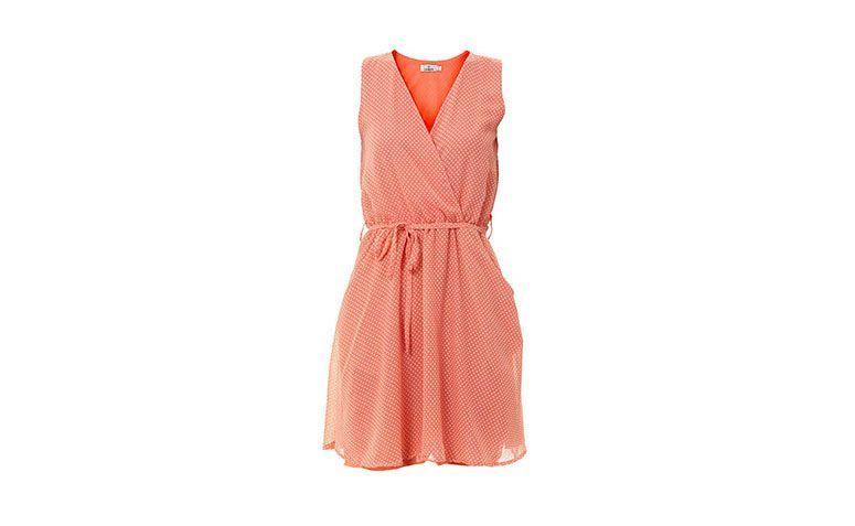 Vestido cache-coeur de poá por R$71,99 na <a href="http://www.passarela.com.br/passarela/produto/vestido-de-poa-tira-de-amarracao-cesaretti-i14387-laranja-6400674909-0" target="blank_">Passarela</a>
