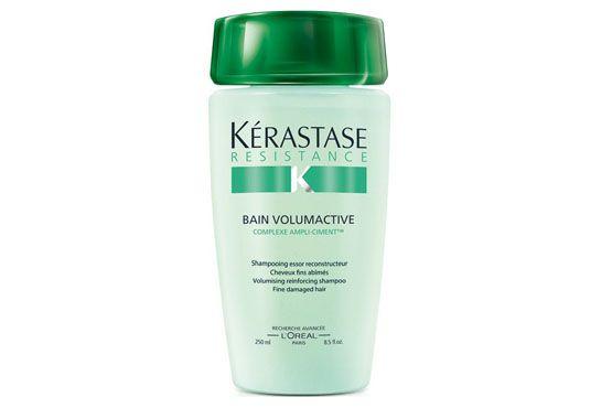<p>O xampu age reforçando os cabelos em sua estrutura, da raiz às pontas. Com a regeneração da fibra, o cabelo ganha corpo e fica mais cheio e seu efeito é de longa duração. R$ 106,90 (250ml) na loja online Beleza de Mulher.</p>