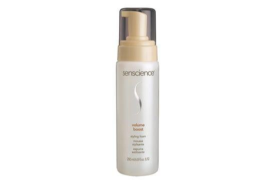 <p>A mousse modeladora contém vitaminas A, C e E, proteínas vegetais, proteína da seda e pantenol. A proteína do trigo contida no produto ajuda a dar volume duradouro sem prejudicar a maleabilidade dos fios. R$ 133,00 na loja Sephora online. </p>