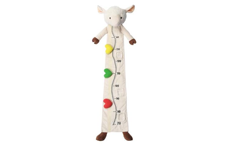 Régua de crescimento para parede por R$79,90 na <a href="http://www.bebestore.com.br/bebestore/produto/regua-de-crescimento-ovelha--sonho-de-luz/847240" target="_blank">Bebê Store</a>