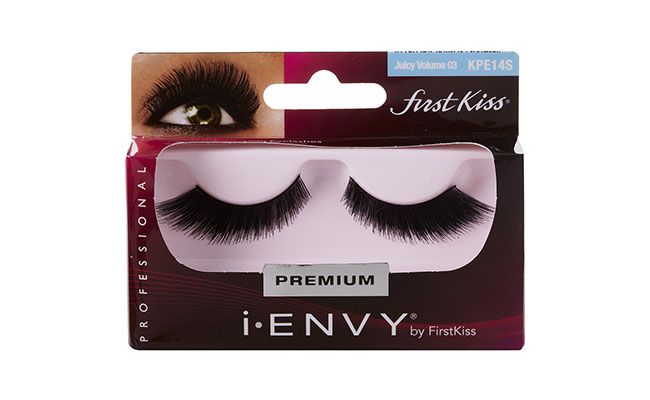 Cílios postiços First Kiss por R$11,61 na <a href="http://www.submarino.com.br/produto/112656881/cilios-posticos-first-kiss-intericos-juicy-volume-03" target="blank_">Submarino</a>