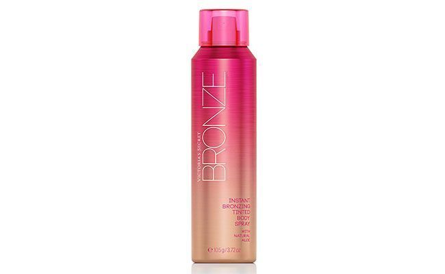 Bronzer para o corpo por US$15 na <a href="https://www.victoriassecret.com/beauty/self-tanners-and-sun-care/instant-bronzing-tinted-body-spray-beach-sexy?ProductID=90754&CatalogueType=OLS" target="blank_">Victoria's Secret</a>