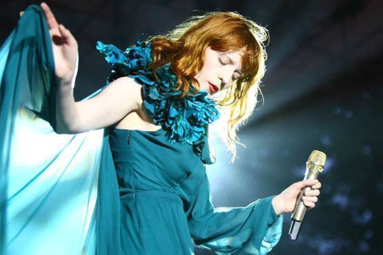 Florence Welch. Mulheres ruivas podem aderir ao verde-turquesa, verde-água, menta, petróleo e hortelã, dentre outras cores.