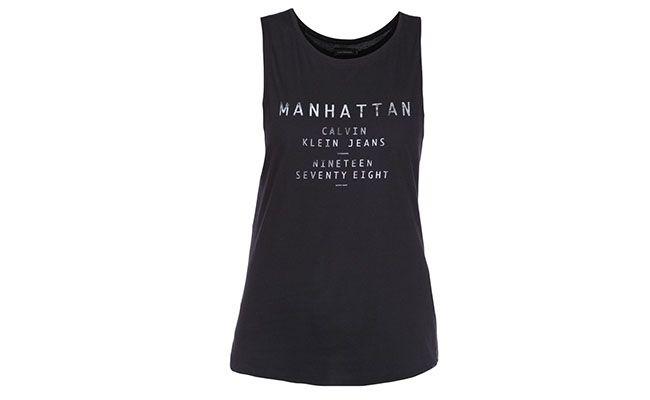 Regata Calvin Klein por R$89 na <a href="http://www.glamour.com.br/regatao-calvin-klein-jeans-cidades-preto-175876/p" target="blank_">Glamour</a>