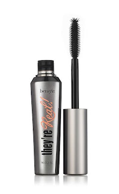 Ela também indica o Benefit They’re real por R$93,70 na <a href="http://www.lojaglamourosa.com/pt/loja/maquilhagem/benefit-theyare-real.html" target="blank_"> loja Glamourosa </a>