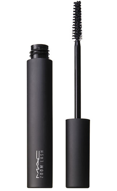 Ele também recomenda o Mac Zoom Lash por R$76 na <a href="http://www.lojaglamourosa.com/pt/loja/maquilhagem/olhos/zoom-fast-black-lash.html" target="blank_">Glamourosa </a>