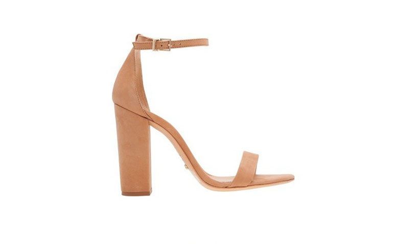 Sandália Schutz por R$340 na <a href="https://www.oqvestir.com.br/sandalia-salto-bloco-gisele-bege.html" target="blank_">Oqvestir</a>