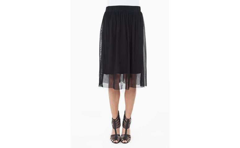 Saia soltinha de tule por R$ 69,65 na <a href="http://www.closeteria.com.br/saias/saia-soltinha-midi-tule-p-370612.html" target="blank_">Closeteria</a>