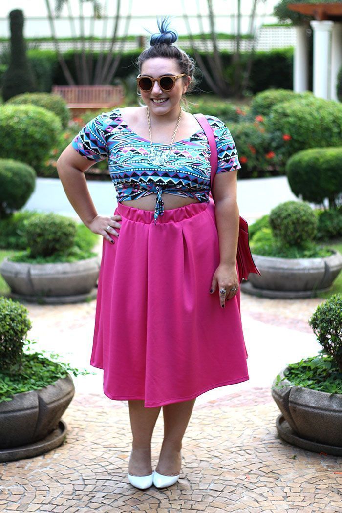 Foto: Reprodução / <a href="http://juromano.com/looks/saia-midi-plus-size-rosa-top-cropped-cabelon-azul" target="_blank">Ju Romano</a>