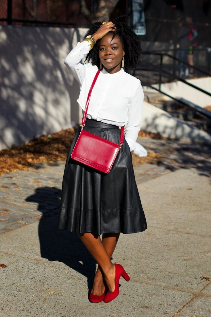 Foto: Reprodução / <a href="http://www.simplycyn.com/uncategorized/happy-monday-white-shirt-black-skirt-2/" target="_blank">Simply Cyn</a>