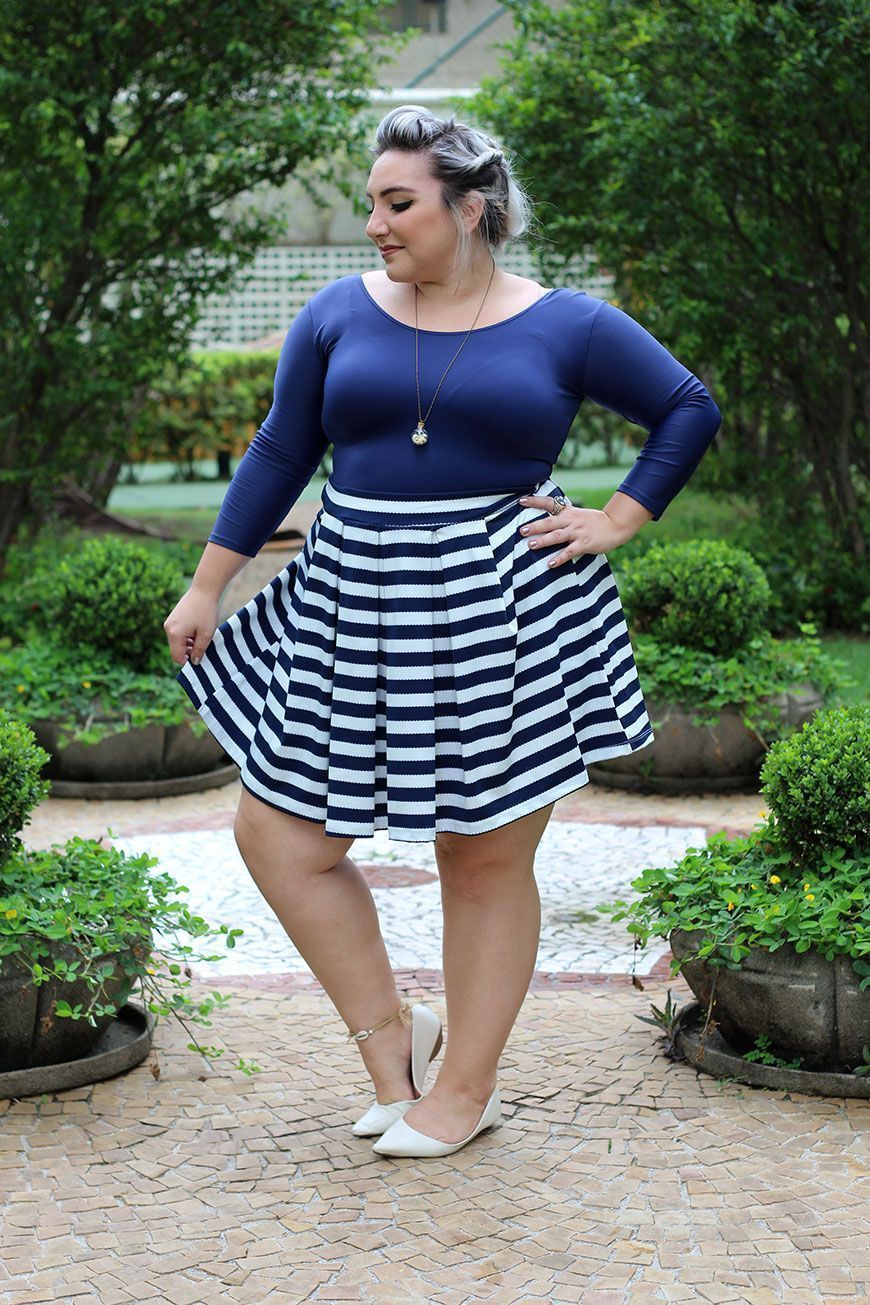 Foto: Reprodução / <a href="http://juromano.com/looks/saia-listrada-em-quadril-largo-e-body-plus-size-sim-inspire-se-e-veja-onde-comprar" target="_blank">Ju Romano</a>