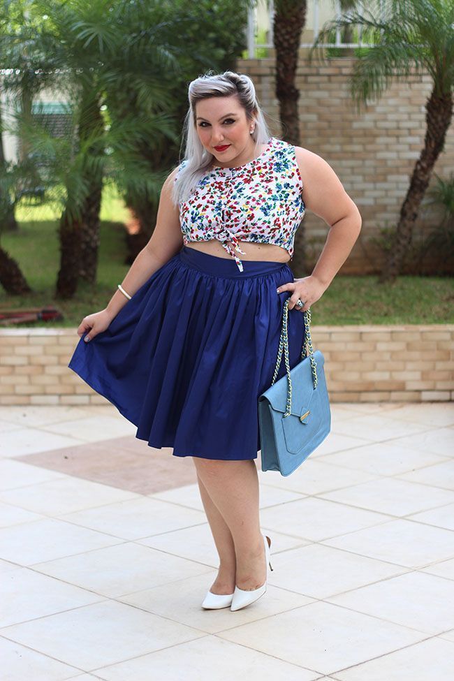 Foto: Reprodução / <a href="http://juromano.com/looks/vestido-retro-plus-size-ou-saia-e-cropped" target="_blank">Ju Romano</a>