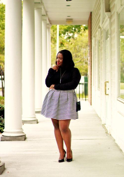 Foto: Reprodução / <a href="http://www.shapelychicsheri.com/2014/10/plus-size-striped-skirt-outfit-idea-curvy-fashion-blog.html" target="_blank">Shapely Chic Sheri</a>
