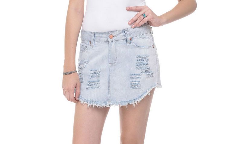Shorts saia com puídos por R$ 49,90 na <a href="http://www.lojasrenner.com.br/p/short-saia-feminino-em-jeans-com-puidos-536363723-536364769" target="_blank">Lojas Renner</a>