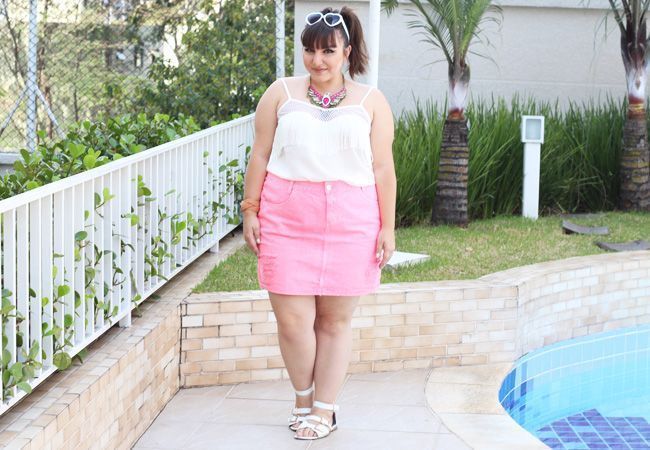 Foto: Reprodução / <a href="http://juromano.com/looks/saia-jeans-plus-size-rosa-e-blusa-de-franjas-da-rouge-marie " target="_blank">Ju Romano</a>