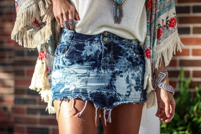 Foto: Reprodução / <a href="http://decoresaltoalto.com/look-com-saia-jeans-e-kimono/" target="_blank">Decor e Salto alto</a>
