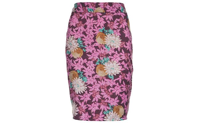 Saia midi lápis floral Erika Ikezili por R$90 na <a href="http://www.farfetch.com/br/shopping/women/erika-ikezili-saia-lapis-floral-item-10526286.aspx?storeid=9096&ffref=lp_14_" target="blank_">Farfetch</a>