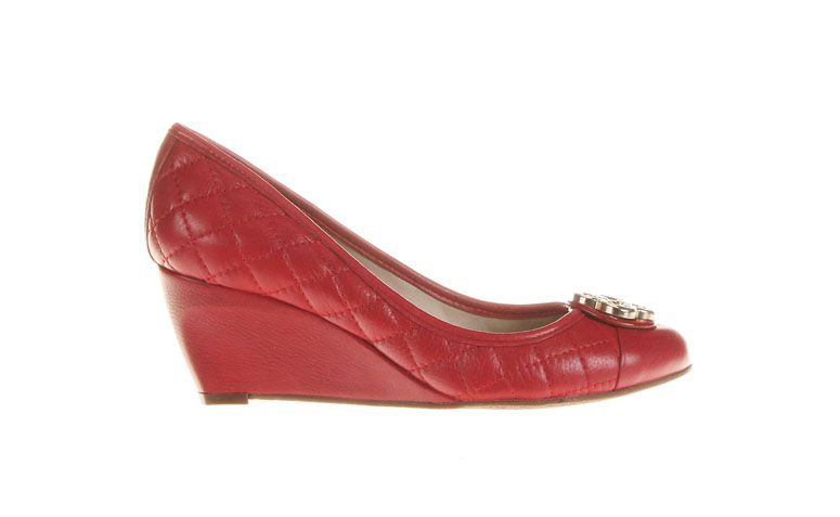 Scarpin Capodarte por R$369,90 na <a href="http://ad.zanox.com/ppc/?29468868C78466345&ulp=[[http://www.zattini.com.br/produto/scarpin-capodarte-matelasse-anabela-E51-0047-876?]]" target="blank_">Zattini</a>