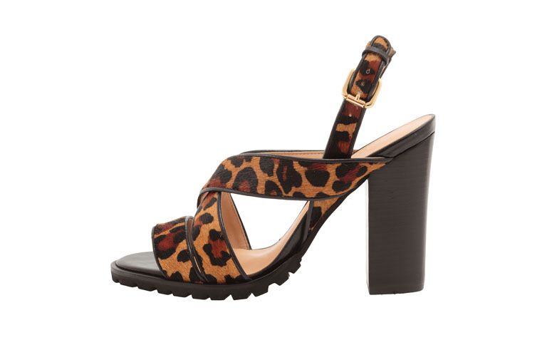 Sandália Luiza Barcelos por R$299 na <a href="http://www.oqvestir.com.br/sandalia-luiza-barcelos-leopardo-tiras-60845.aspx/p" target="blank_">Oqvestir</a>