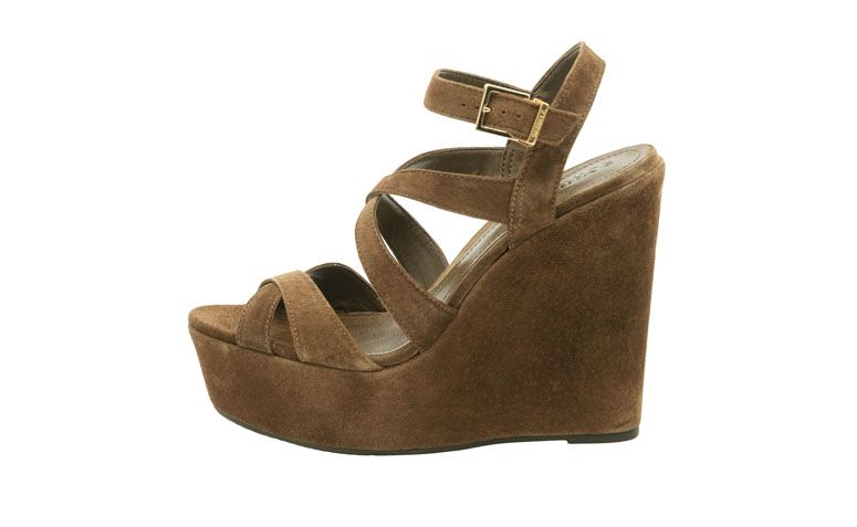 Sandália Schutz por R$350 na <a href="http://www.oqvestir.com.br/sandalia-anabela-schutz-tiras-militar-61559.aspx/p" target="blank_">Oqvestir</a>