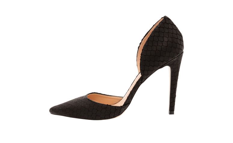 Scarpin Luiza Barcelos por R$269 na <a href="http://www.oqvestir.com.br/scarpin-luiza-barcelos-recortes-cobra---preto-61209.aspx/p" target="blank_">Oqvestir</a>