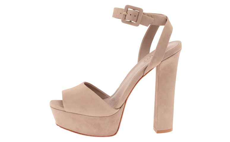 Sandália Schutz por R$224 na <a href="http://www.oqvestir.com.br/sandalia-schutz-meia-pata-nobuck---nude-59717.aspx/p" target="blank_">Oqvestir</a>