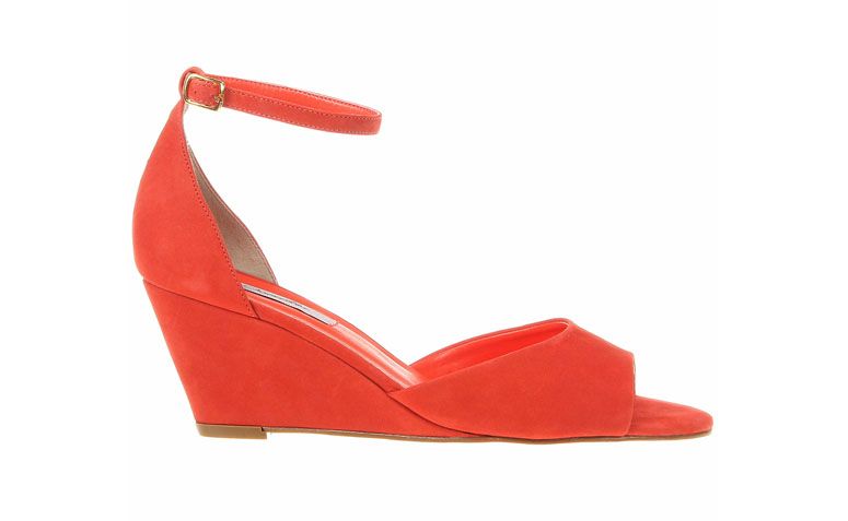 Sandália Jorge Alex por R$179,90 na <a href="http://ad.zanox.com/ppc/?29468868C78466345&ulp=[[http://www.zattini.com.br/produto/sandalia-jorge-alex-anabela-basica-E47-0159-016?]]" target="blank_">Zattini</a>