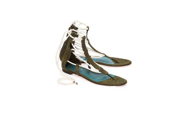 Sandália camurça solaris por R$590,00 na <a href="http://www.nkstore.com.br/loja/produto-cd020219-3-31-0-4662-sandalia-camurca-solaris-talienk.aspx?color=4662" target="_blank">NK Store</a>