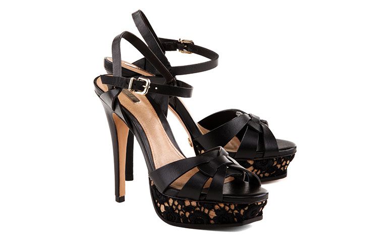 Sandália meia pata por R$360 na <a href="http://www.schutz.com.br/store/shoes/sandalias/sandalia-sexy-touch-black/p/0420410360002U" target="blank_">Schutz</a>