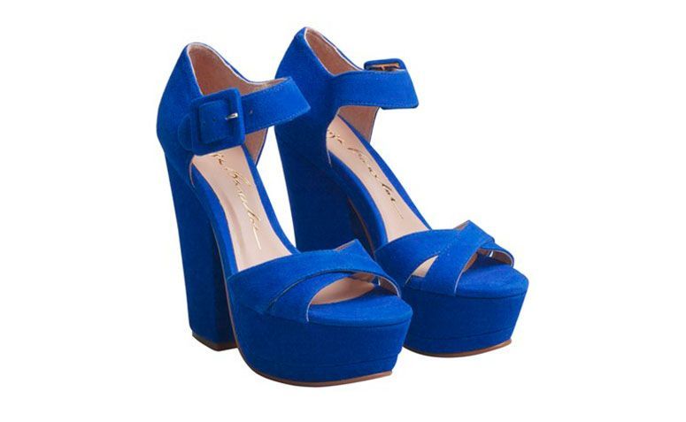 Sandália meia pata e salto grosso por R$469 na <a href="http://loja.luizabarcelos.com.br/sandalia-salto-grosso-camurca-azul-royal-1790.aspx/p" target="blank_">Luiza Barcelos</a>