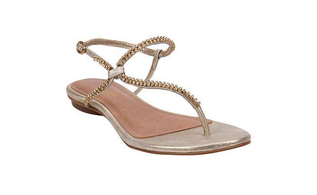 Rasteira Champagne por R$ 179,90 na <a href="http://www.shoestock.com.br/rasteira-camurca-metalizado-strass-champagne-2404106000546/p" target="blank_">Shoe Stock</a>