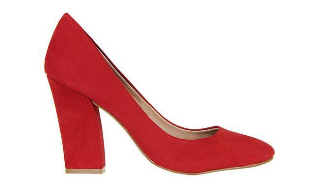 Scarpin com salto grosso vermelho Satinato por R$99,90 na <a href="http://www.lojasrenner.com.br/productdetails/index.jsp?skuId=534177249&productId=534175841" target="blank_">Loja Renner</a>