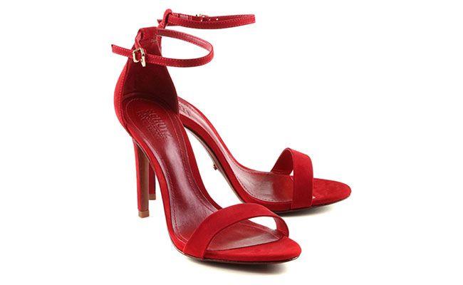 Sandália de tira vermelha por R$300 na <a href="http://loja.schutz.com.br/sandalia-tornozeleira-papagalo-10996.aspx/p">Schutz</a>