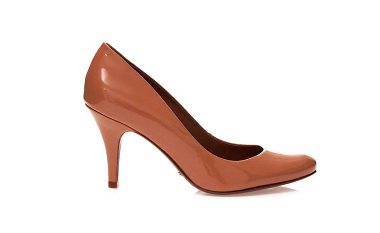 Scarpin Essentials por R$ 290 na <a href="http://www.schutz.com.br/store/shoes/scarpins/scarpin-salto-medio-essentials/p/0121800010209U" target="_blank">Schutz</a>