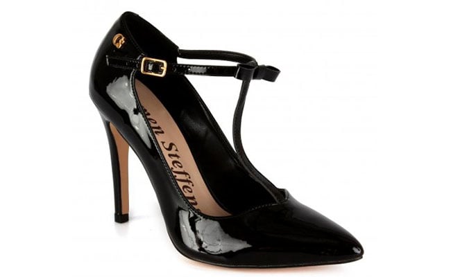 Scarpin Preto com tornozeleira por R$299,90 na <a href="http://www.carmensteffens.com.br/produto/Scarpin+Preto+com+Tornozeleira-Carmen+Steffens/43204" target="blank_">Carmen Steffens</a>
