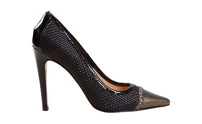 Scarpin Preto de couro trançado e biqueira Luiza Barcelos por R$303,20 na <a href="http://www.farfetch.com/br/shopping/women/luiza-barcelos-sapato-scarpin-preto-item-10715299.aspx" target="blank_">Farfetch</a>