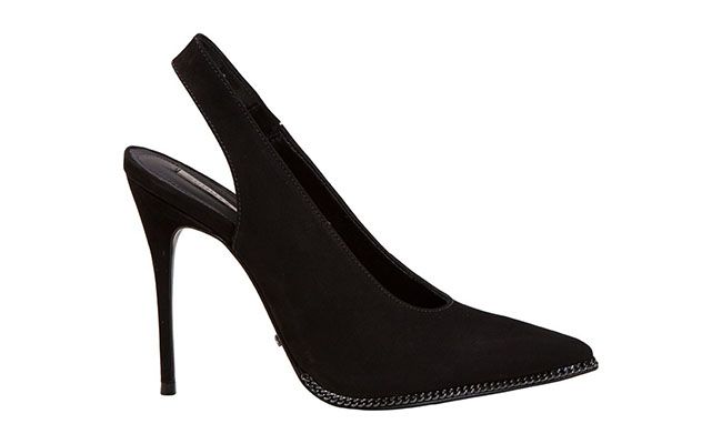 Scarpin Preto aberto atrás e com corrente Schutz por R$350 na <a href="http://www.farfetch.com/br/shopping/women/schutz-sapato-preto-item-10710369.aspx" target="blank_">Farfetch</a>