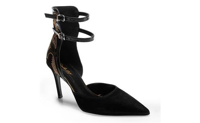Scarpin Preto aberto com tiras e detalhes Sécolo XXX por R$259,99 na <a href="http://www.anita.com.br/produto/Scarpin-Seculo-XXX-PRETO-88120" target="blank_">Anita</a>